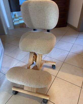 Sedia ergonomica posturale in legno con schienale 
