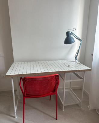 Scrivania completa di sedia e luce IKEA