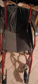Sedia a rotelle rossa
