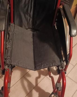 Sedia a rotelle rossa