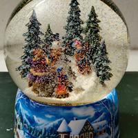 Palla di neve con carillon e luce