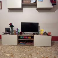 Tavolo parete attrezzata e lavatrice