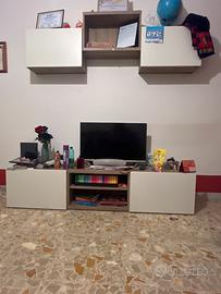 Tavolo parete attrezzata e lavatrice