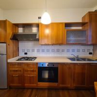 Cucina lineare con elettrodomestici.