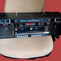 vintage: ghettoblaster stereo, mangiacassette, VHS