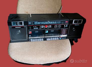 vintage: ghettoblaster stereo, mangiacassette, VHS