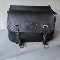 borsa in cuoio con attacchi laterali