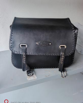 borsa in cuoio con attacchi laterali
