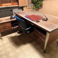Arredamento per ufficio anni 70 in legno e vetro