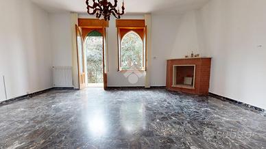 VILLA A SCHIERA A ORIA