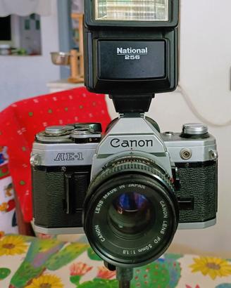 Canon AE1 con obiettivi e accessori 
