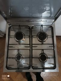  Cucina a gas con forno elettrico 