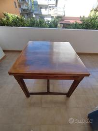 Tavolo in legno massello allungabile 