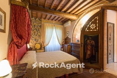 COMPLETAMENTE E LUSSUOSAMENTE ARREDATO