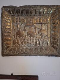 Pannello in ottone sbalzato indiano con elefanti