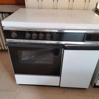 Cucina 4 fuochi a gas ed 1 elettrico, forno a gas
