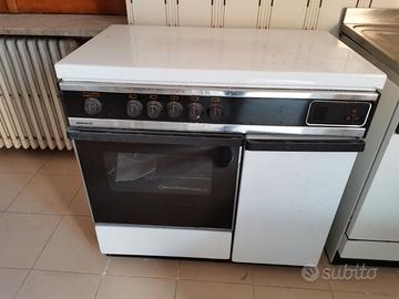 Cucina 4 fuochi a gas ed 1 elettrico, forno a gas