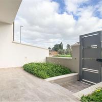 Villa a schiera con cortile fronte e retro