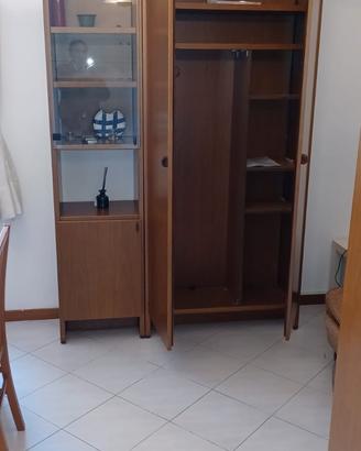 armadio e piccola libreria 