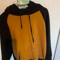Felpa nera con parte aneteriore arancione (m)