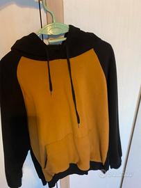 Felpa nera con parte aneteriore arancione (m)