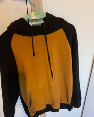 Felpa nera con parte aneteriore arancione (m)