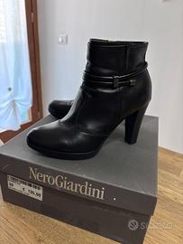 Stivaletti tronchetto nero giardini