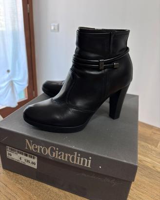 Stivaletti tronchetto nero giardini