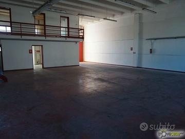 Capannone con piazzale esclusivo