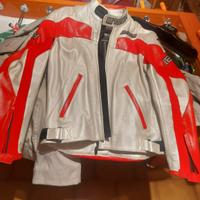 giubbotto in pelle da motociclista 
