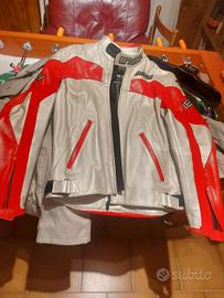 giubbotto in pelle da motociclista 