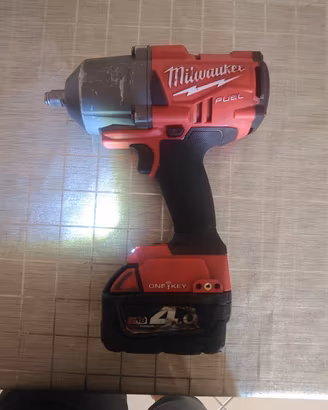 trapano avvitatore impulsi Milwaukee 