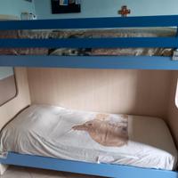 Letto a castello con scala contenitore