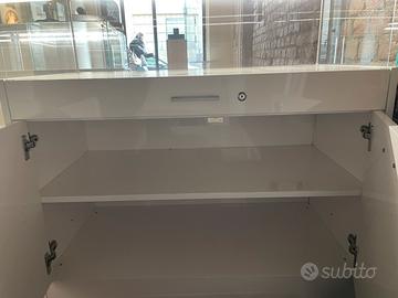 Mobile con luci led per locale commerciale.