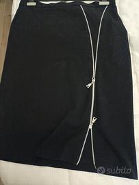gonna nera con zip sul ginocchio