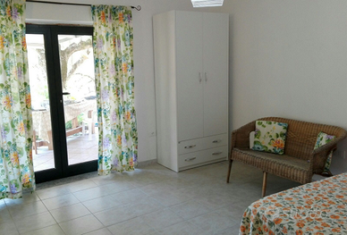 Casetta glicine vicino mare Caprioli Palinuro