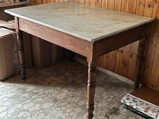 Tavolo con piano marmo