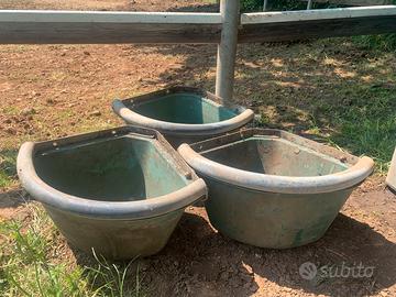 Mangiatoie, abbeveratoi, rastrelliere cavalli