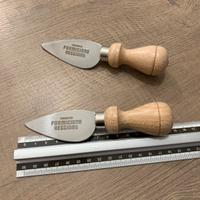 Un coltello tagliaformaggio Parmigiano Reggiano