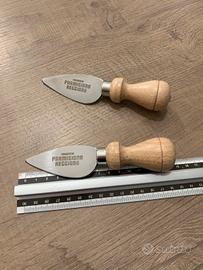 Un coltello tagliaformaggio Parmigiano Reggiano