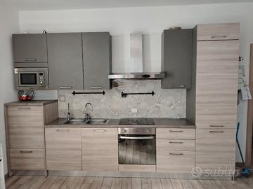 cucina completa di elettrodomestici 