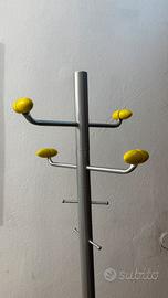 Appendiabiti da terra di design alluminio e giallo