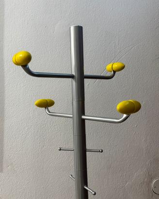 Appendiabiti da terra di design alluminio e giallo
