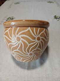 Portavaso in ceramica lavorata. 