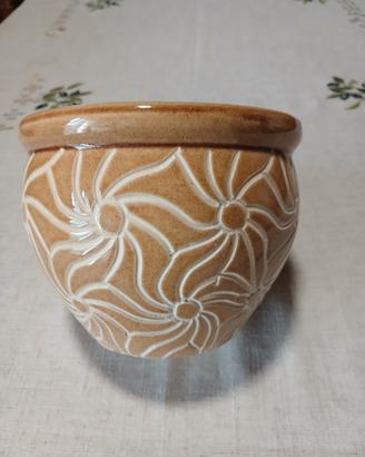 Portavaso in ceramica lavorata. 