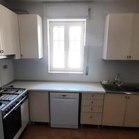 Cucina con forno e lavastoviglie