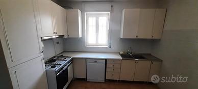 Cucina con forno e lavastoviglie