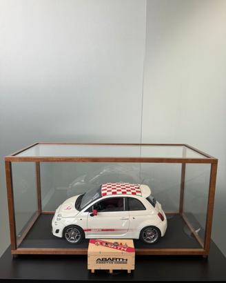 Modellino da collezione Abarth con teca in vetro
