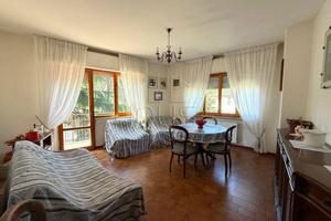 Appartamento di 230 m² con 4 locali e posto auto a