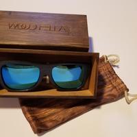 Occhiali da sole in legno 